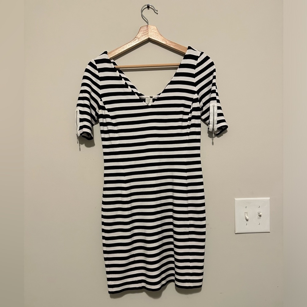 Banana Republic black & white strip V neck midi dress, size 4